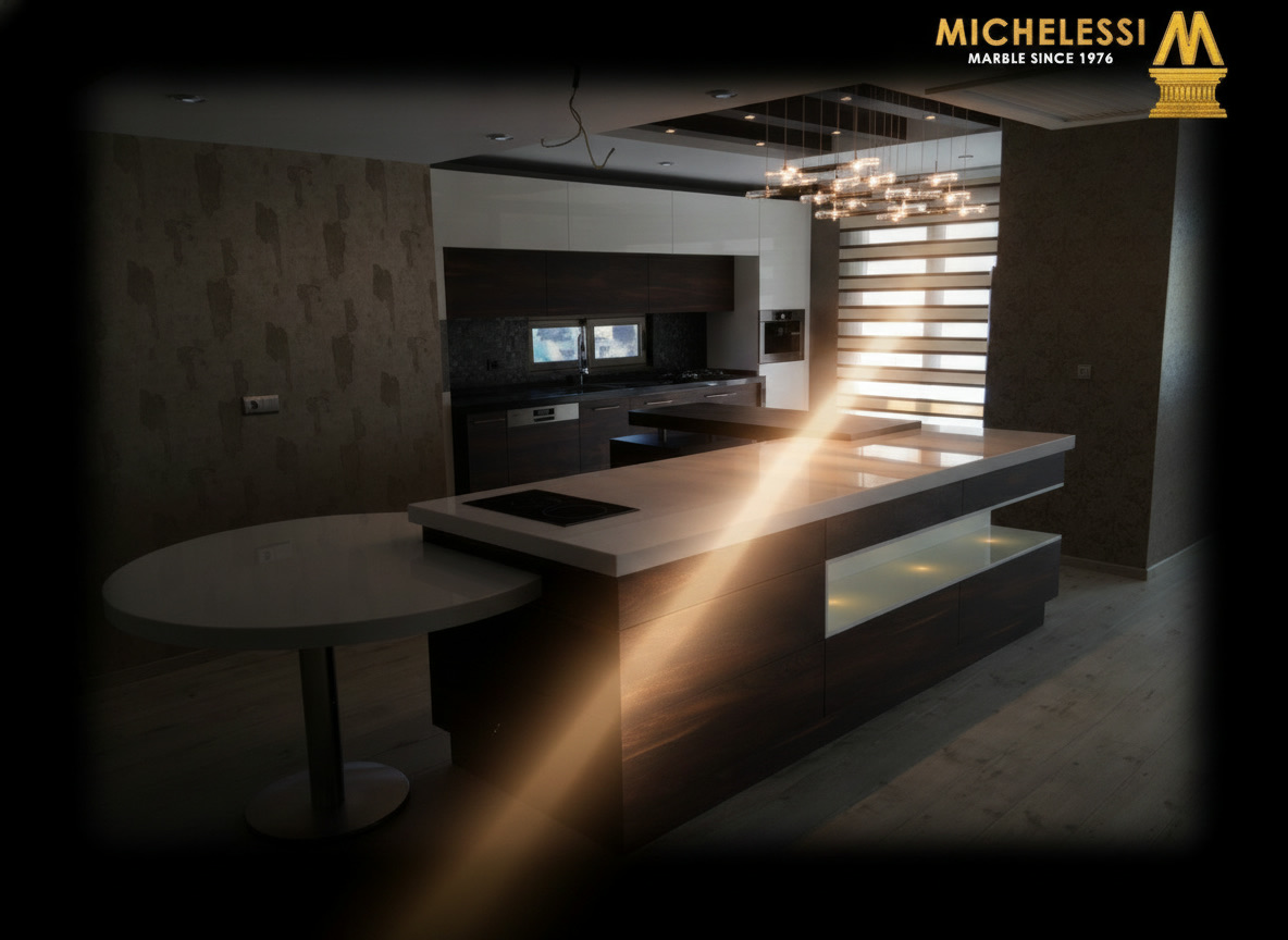 Cucina in legno scuro con piano in quarzo bianco e isola con tavolo circolare integrato — Michelessi