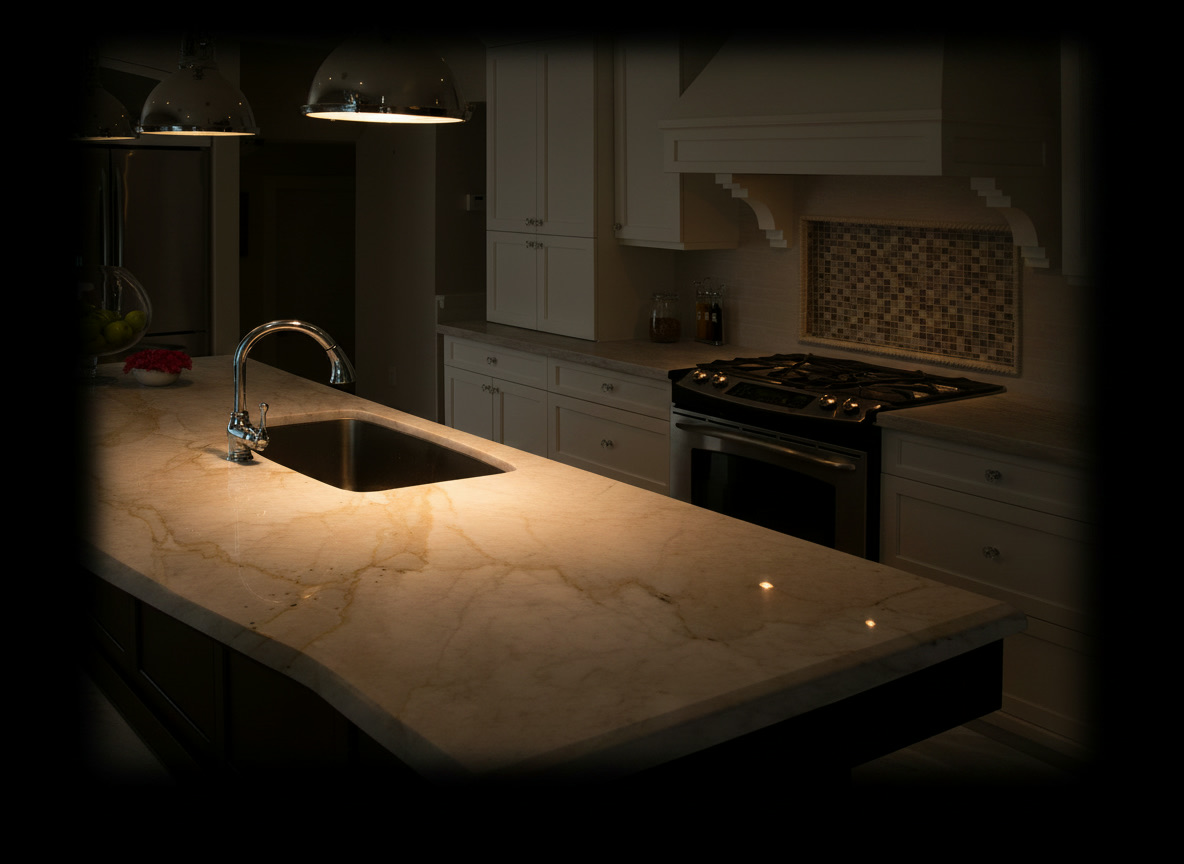 Cucina classica bianca con isola in marmo Botticino dalle curve sinuose e lavello integrato — Michelessi