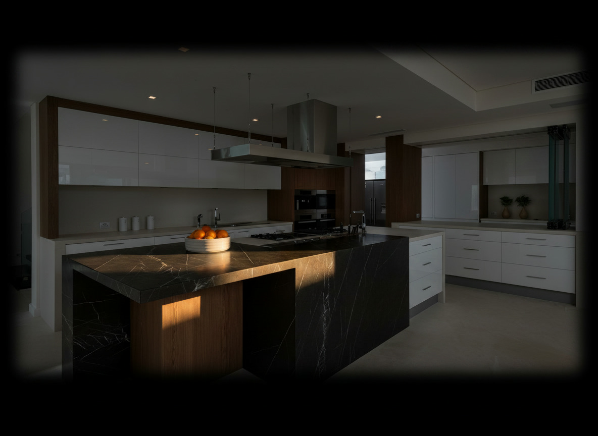 Cucina moderna con isola in marmo nero graffiato di grigio, inserti in legno ed elettrodomestici in acciaio