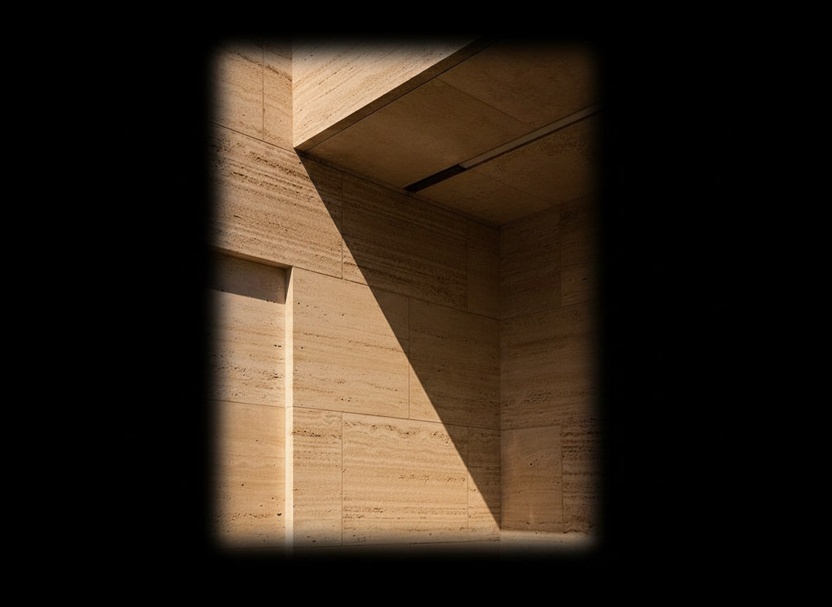 Parete e soffitto rivestiti in lastre di travertino con ombra diagonale, edilizia Michelessi