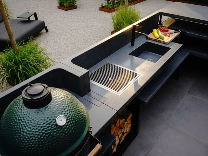 Cucina da esterno completa con lavello integrato, vano portalegna e griglia tonda, struttura antracite a U