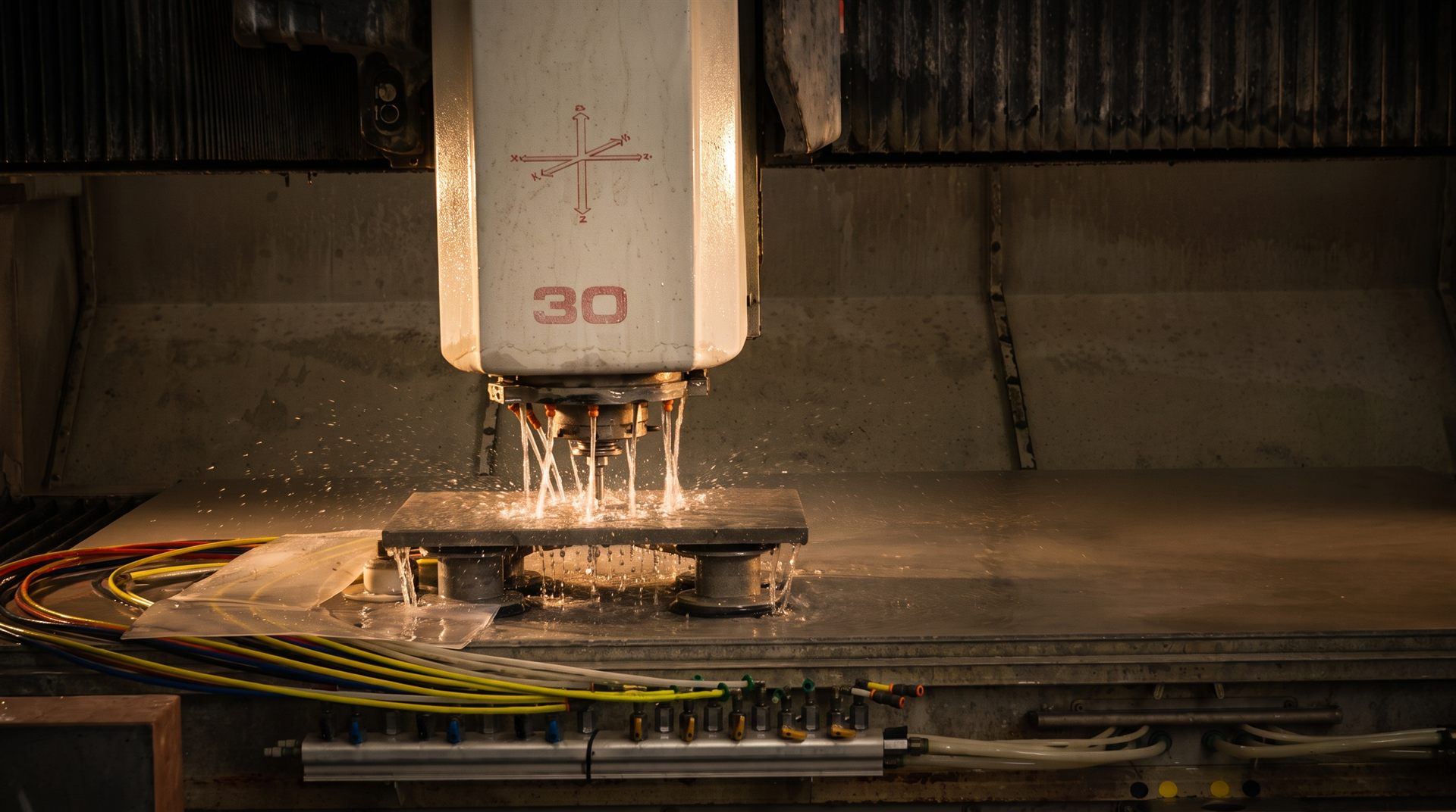 Visione di progetto: centro di lavoro a controllo numerico con getti d'acqua su lastra, tecnologia di lavorazione del marmo