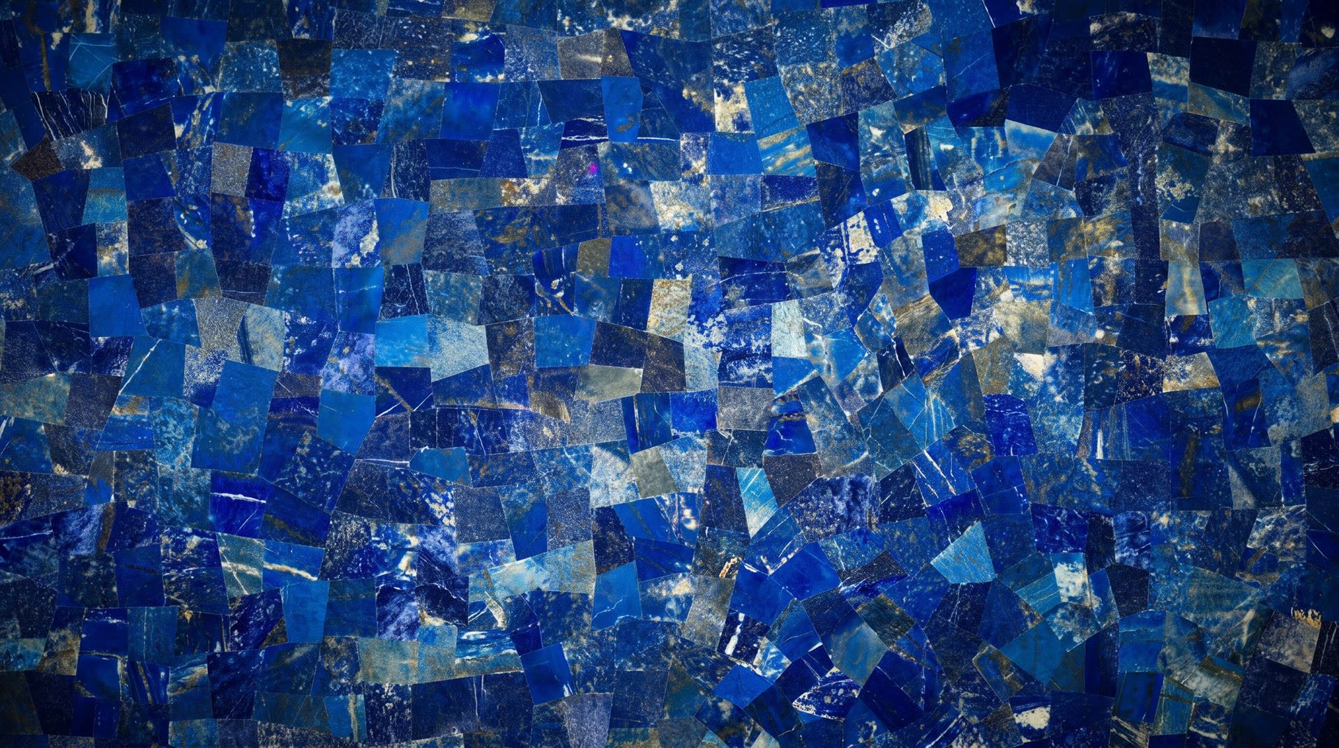 Visione di progetto: lastra semi preziosa di lapislazzuli, tessere blu intenso con pagliuzze dorate, semi preziosi Michelessi