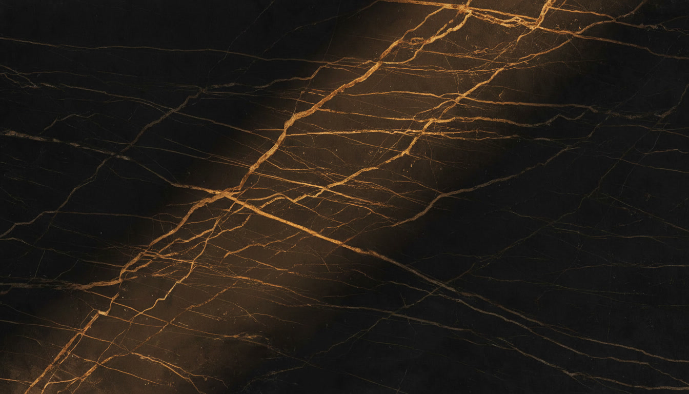 Lastra Dekton Laurent, superficie ultracompatta nera con venature dorate e ramate effetto marmo