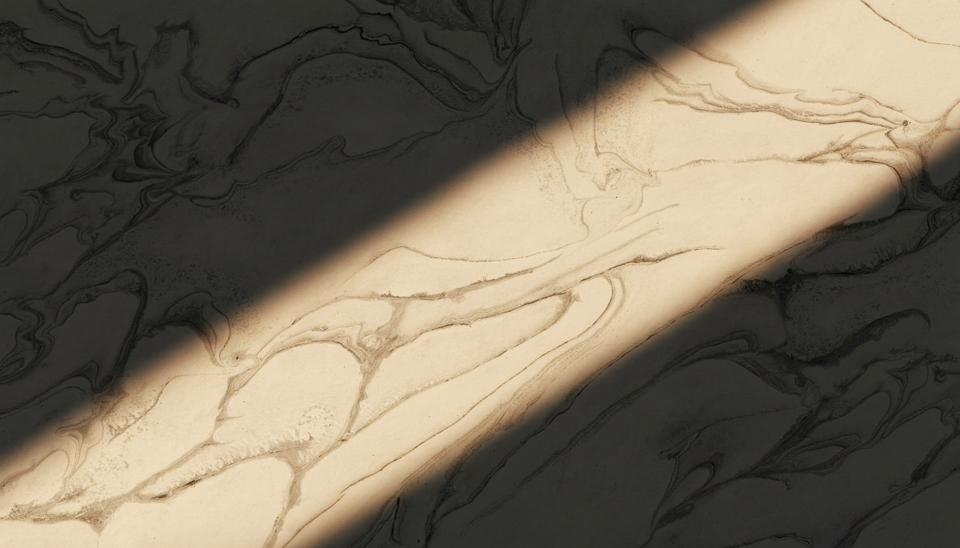 Lastra Dekton Liquid Sky, superficie ultracompatta bianca con venature grigie fluide effetto marmorizzato