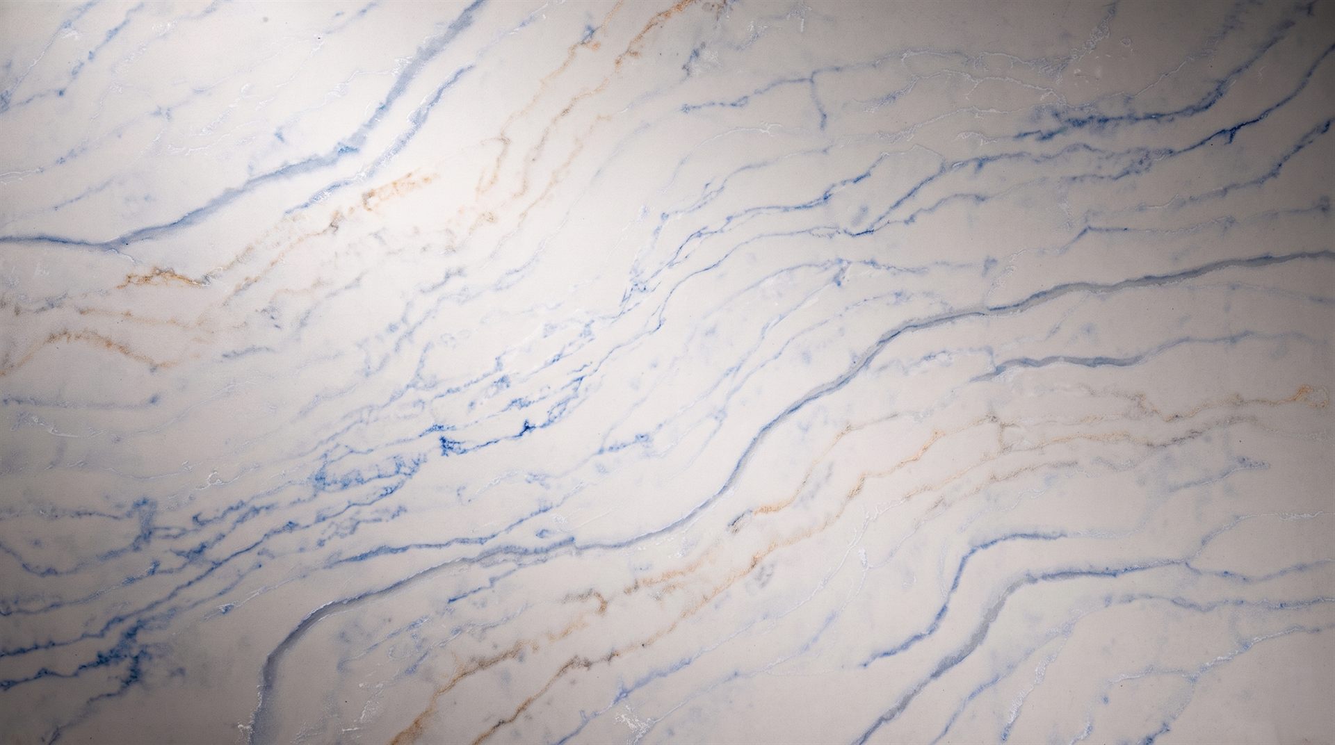 Visione di progetto: lastra di quarzo venato con venature azzurre e oro su fondo bianco, pietra composita effetto marmo