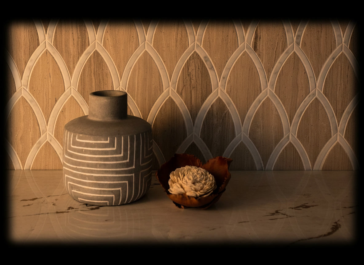 Parete 3D con mosaico a intrecci in marmo bianco e pietra beige, vaso decorativo su piano in marmo chiaro
