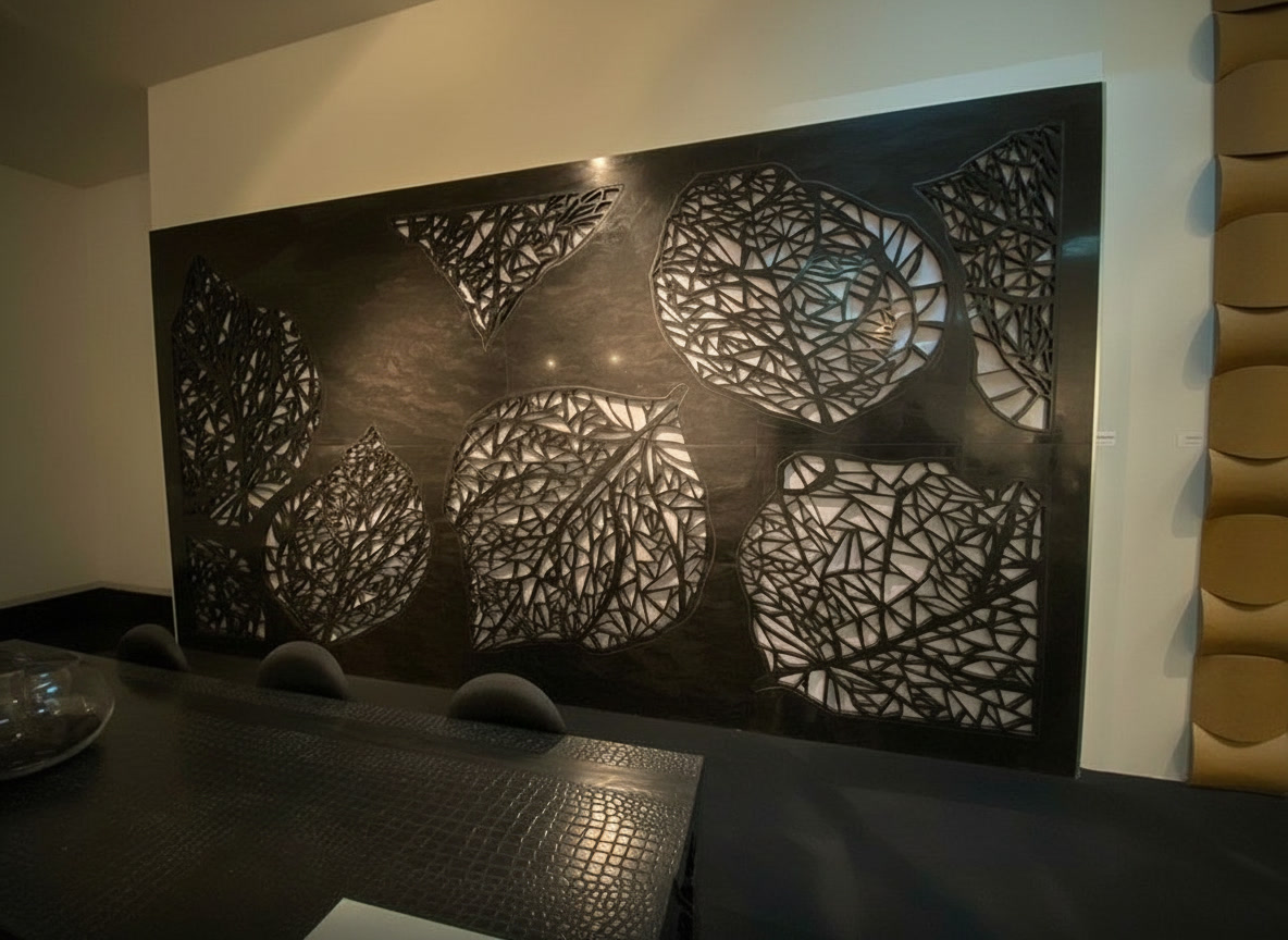 Showroom con parete 3D a pannelli scolpiti con raggi color rame su fondo blu, lavorazione del marmo