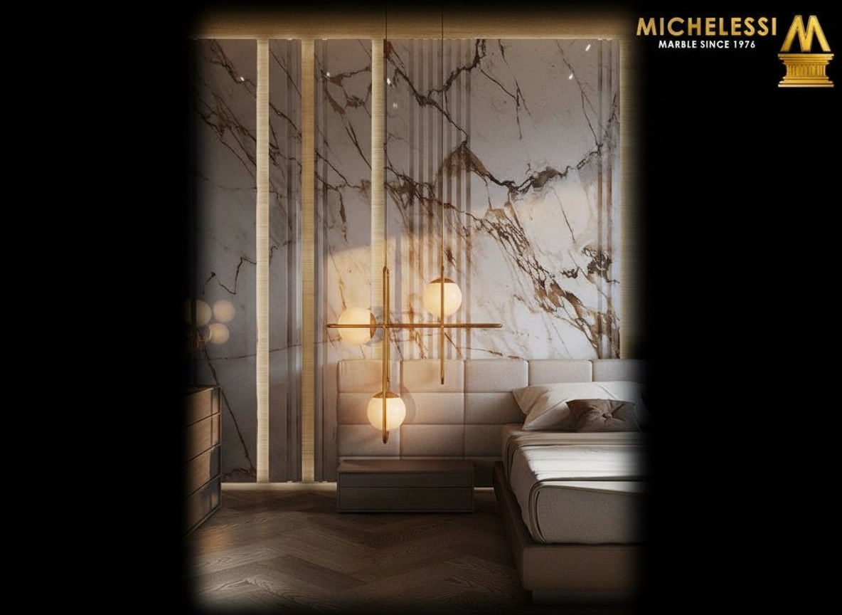 Camera da letto con parete in marmo bianco venato oro e fasce retroilluminate, lampada in ottone