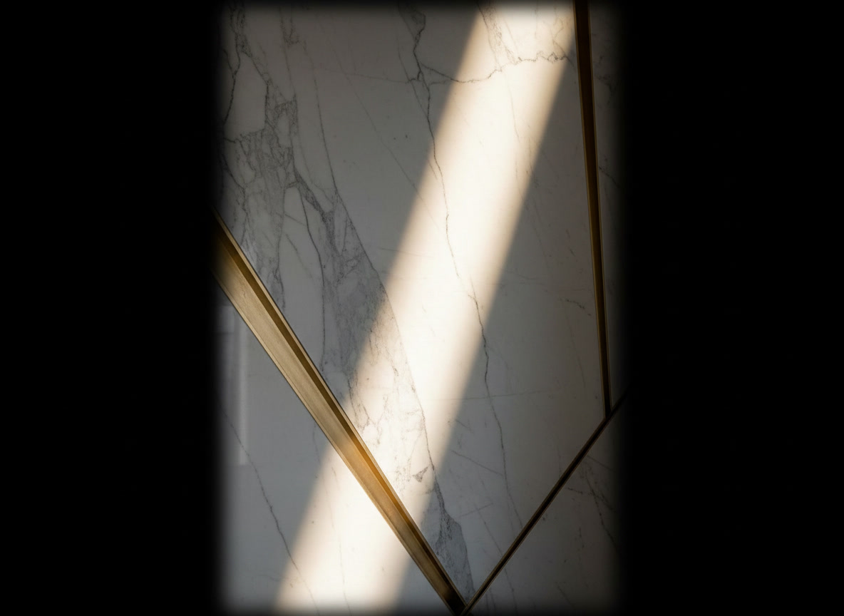 Dettaglio di parete chiara con profili in ottone dorato incassati in diagonale, pareti 3D Michelessi