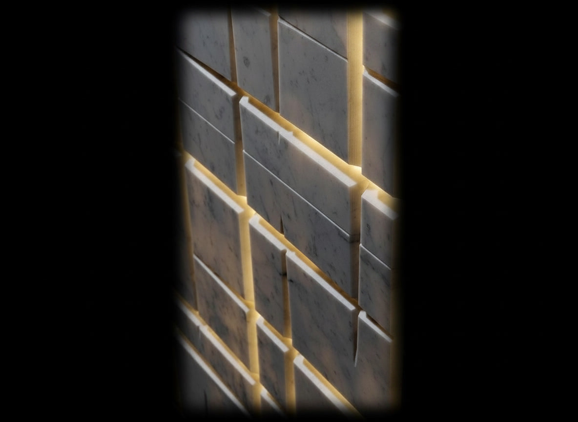 Dettaglio di parete 3D con conci quadrati di marmo chiaro retroilluminati da luce calda nei giunti