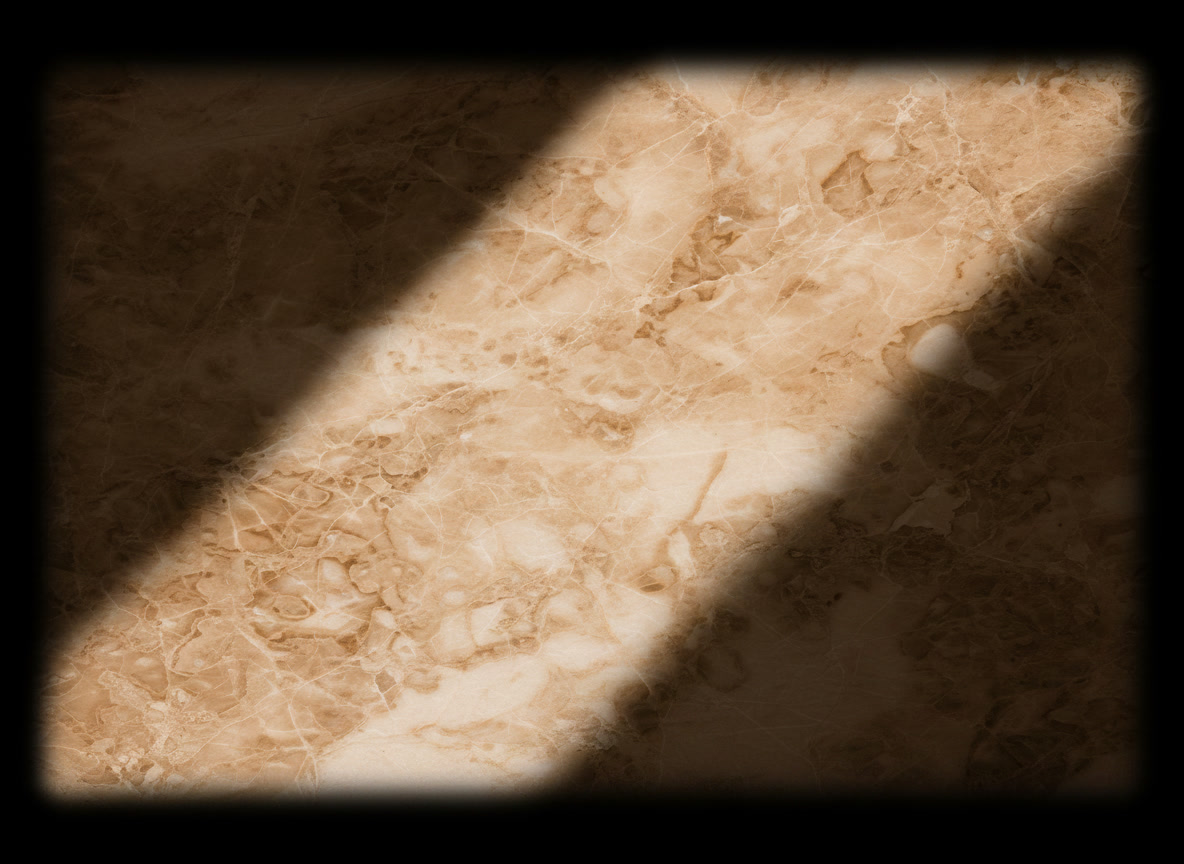 Lastra di marmo Cappuccino Cream in primo piano con fondo crema e nuvolature color nocciola