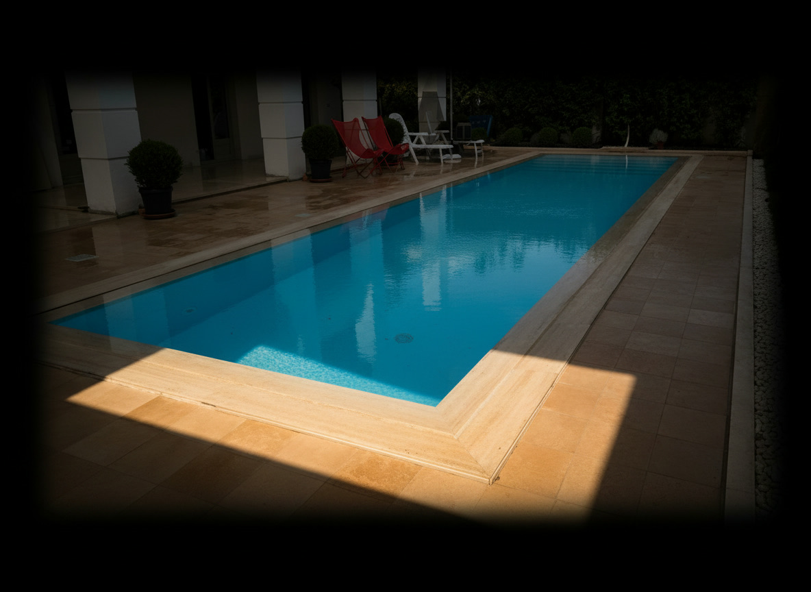 Piscina rettangolare moderna con bordo a sfioro in marmo e scala lineare, realizzazione Michelessi
