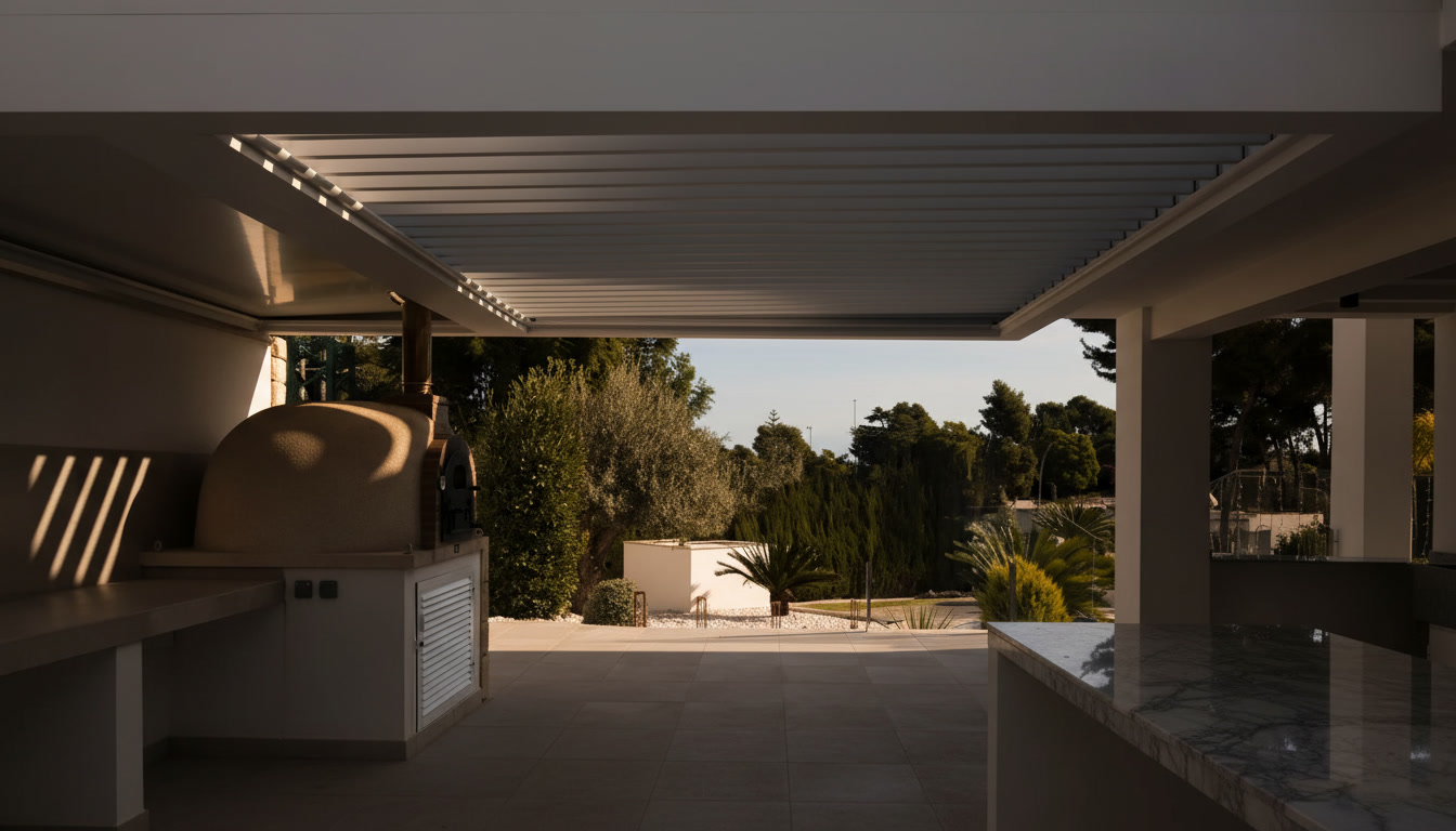 Pergola bioclimatica bianca con cucina esterna e forno a cupola in pietra, giardino con ulivi e palme, Michelessi