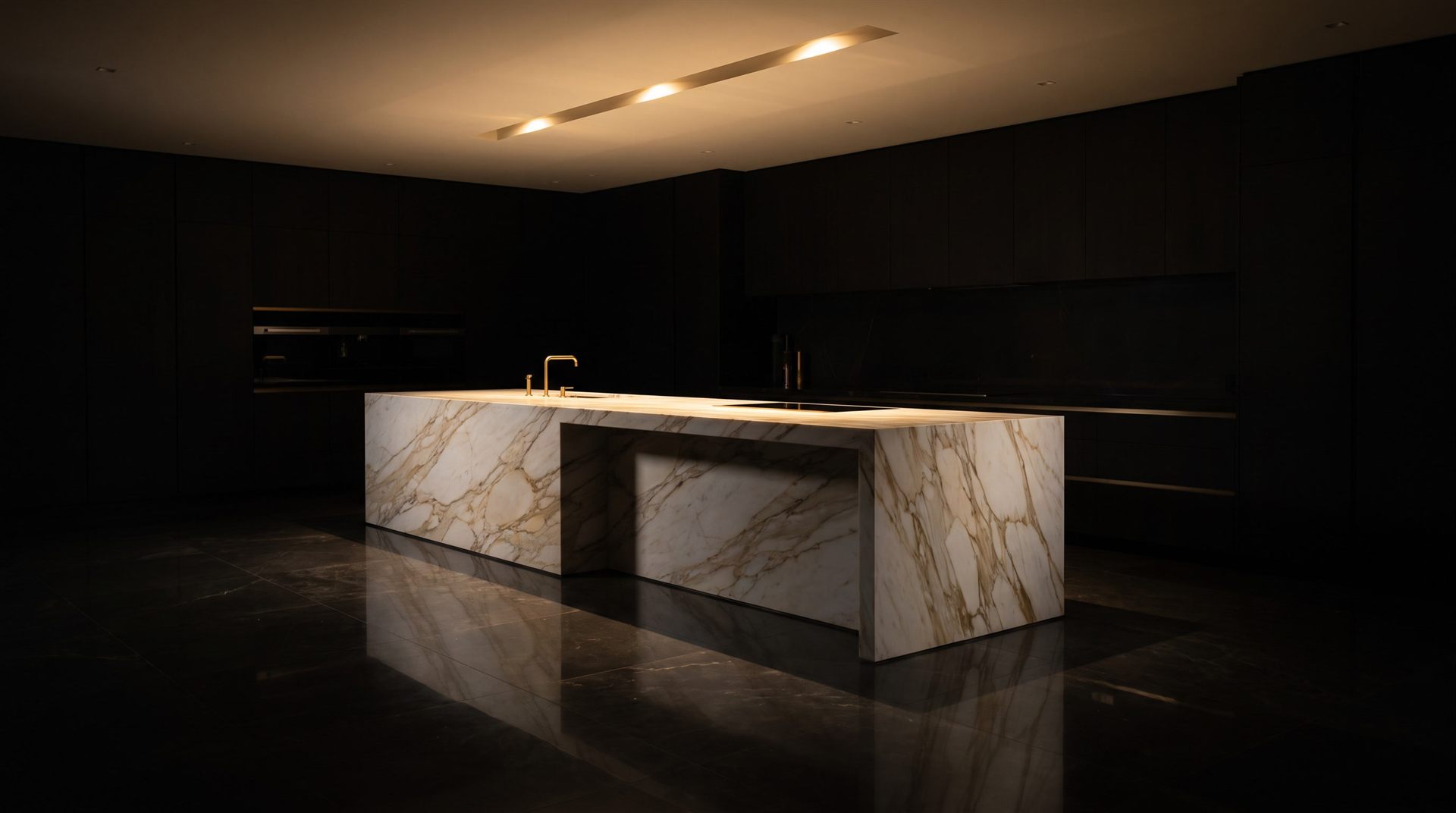 Visione Michelessi: Isola monolitica in marmo Calacatta oro sotto un fascio di luce, nella penombra di una cucina notturna — le cucine da interno Michelessi