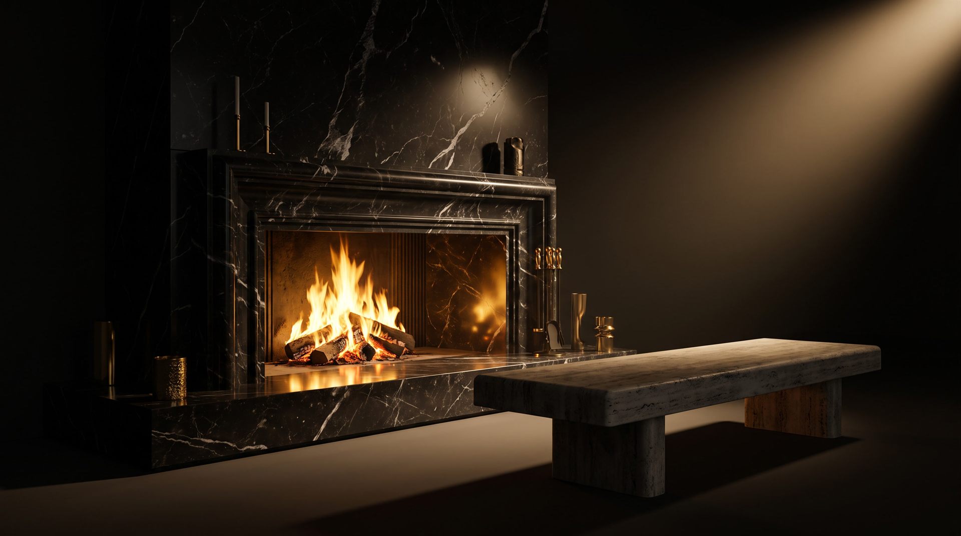 Visione di progetto: camino monumentale a tutta parete in Nero Marquina con il fuoco acceso e panca in travertino
