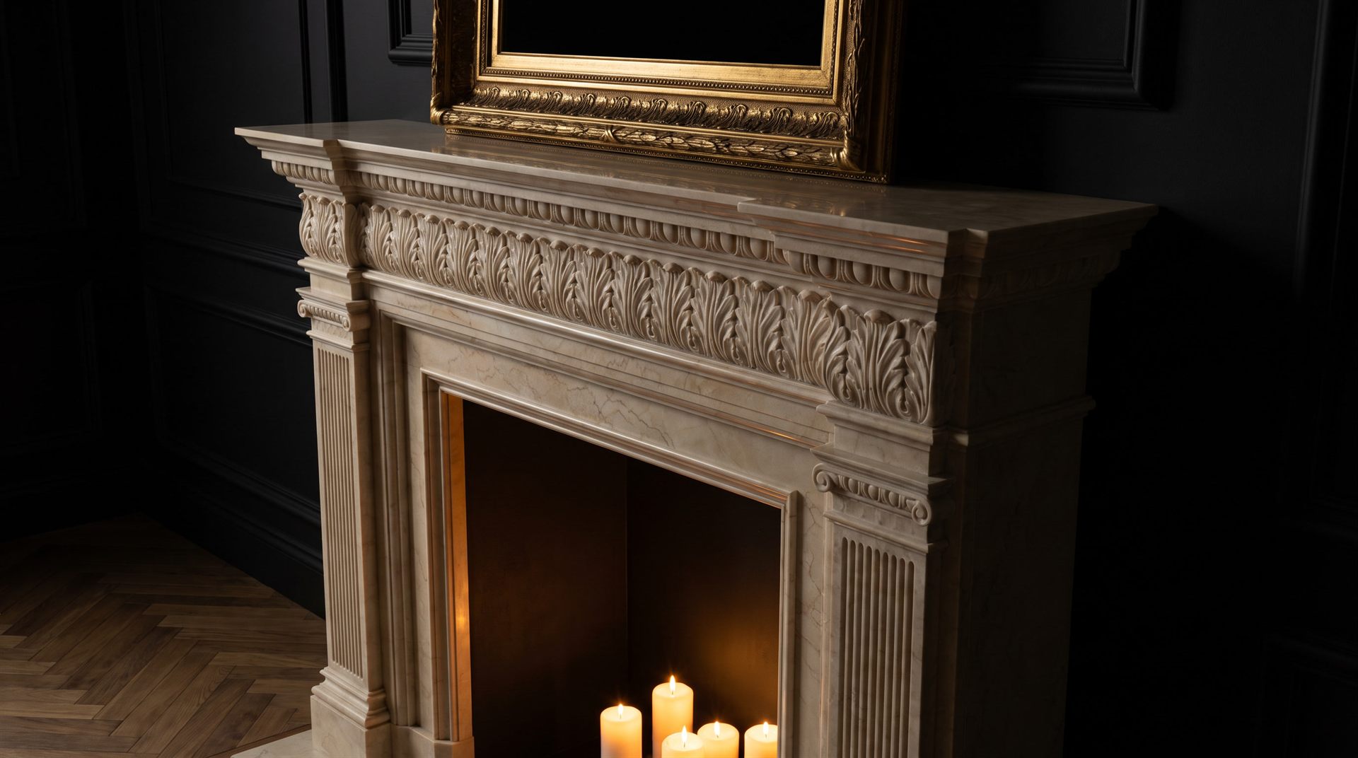 Visione di progetto: cornice di camino classica in Crema Marfil con foglie d'acanto scolpite e cornice dorata sulla mensola, al lume delle candele