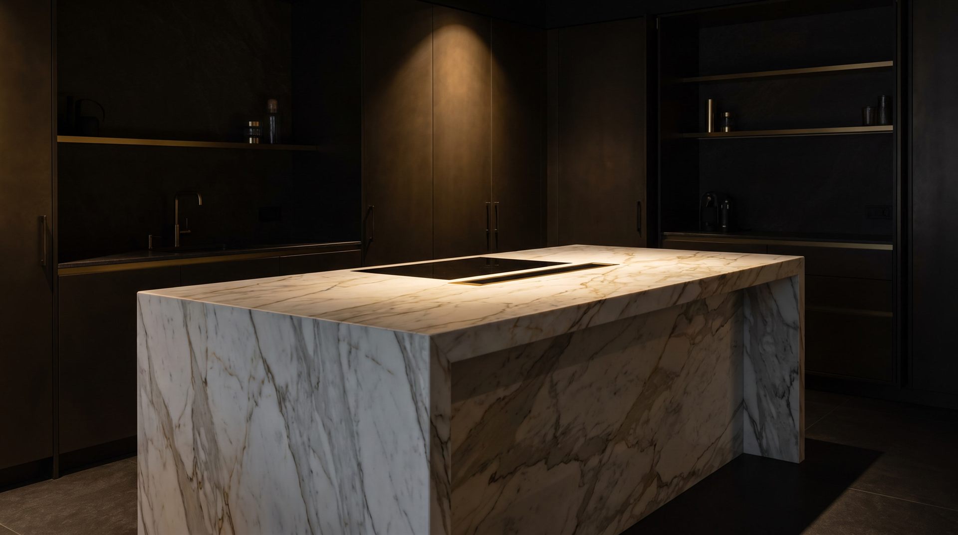Visione di progetto: isola monolitica in marmo Calacatta Oro con piano cottura nero integrato, tra boiserie color bronzo