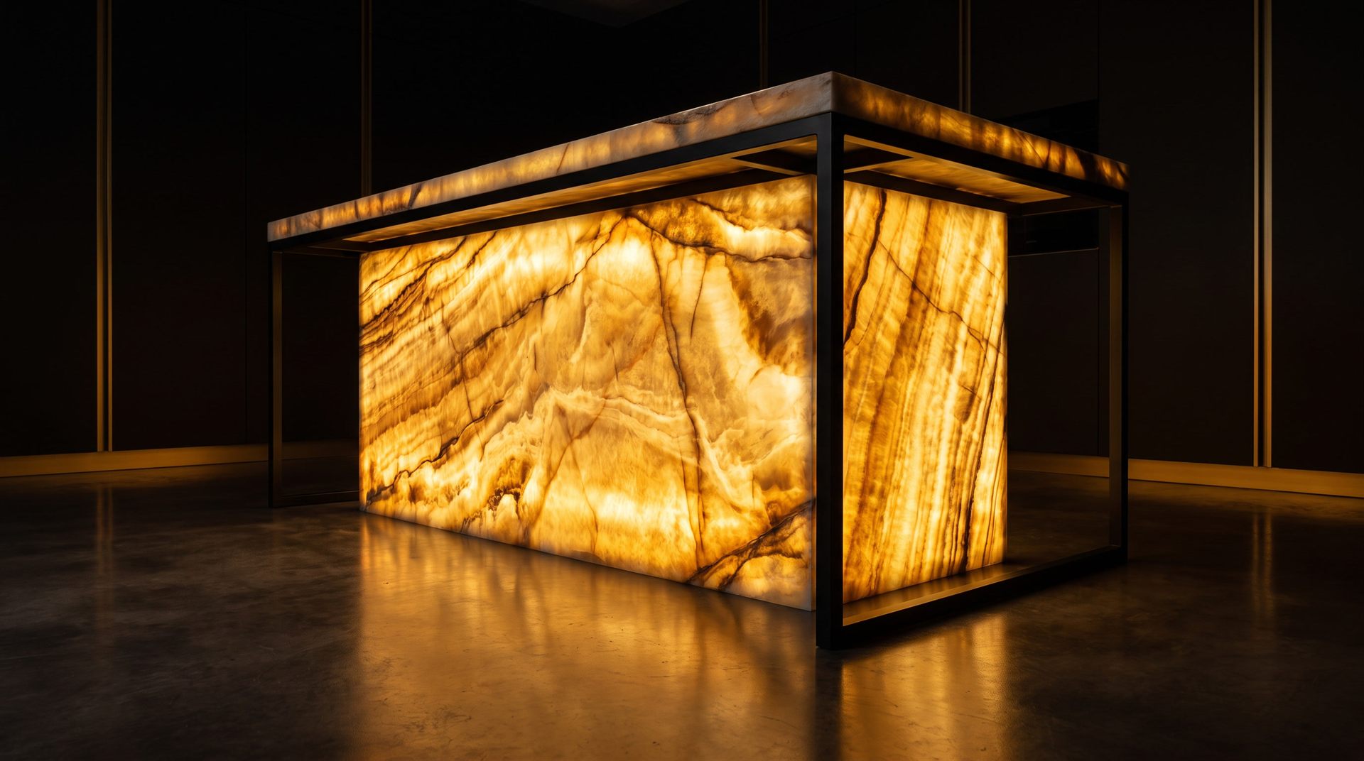 Visione di progetto: isola in onice miele retroilluminata dentro un telaio di acciaio nero