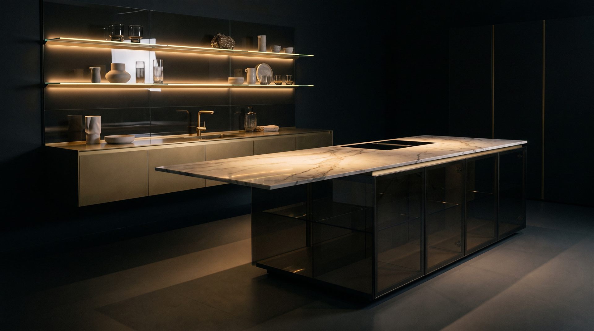 Visione di progetto: cucina con basamento in vetro fumé e piano a sbalzo in marmo Calacatta, mensole illuminate
