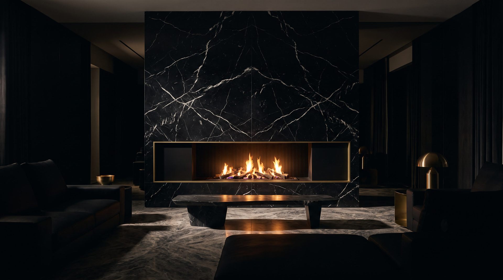 Visione Michelessi: parete monumentale in Nero Marquina con camino orizzontale a fiamma viva incorniciato d'oro
