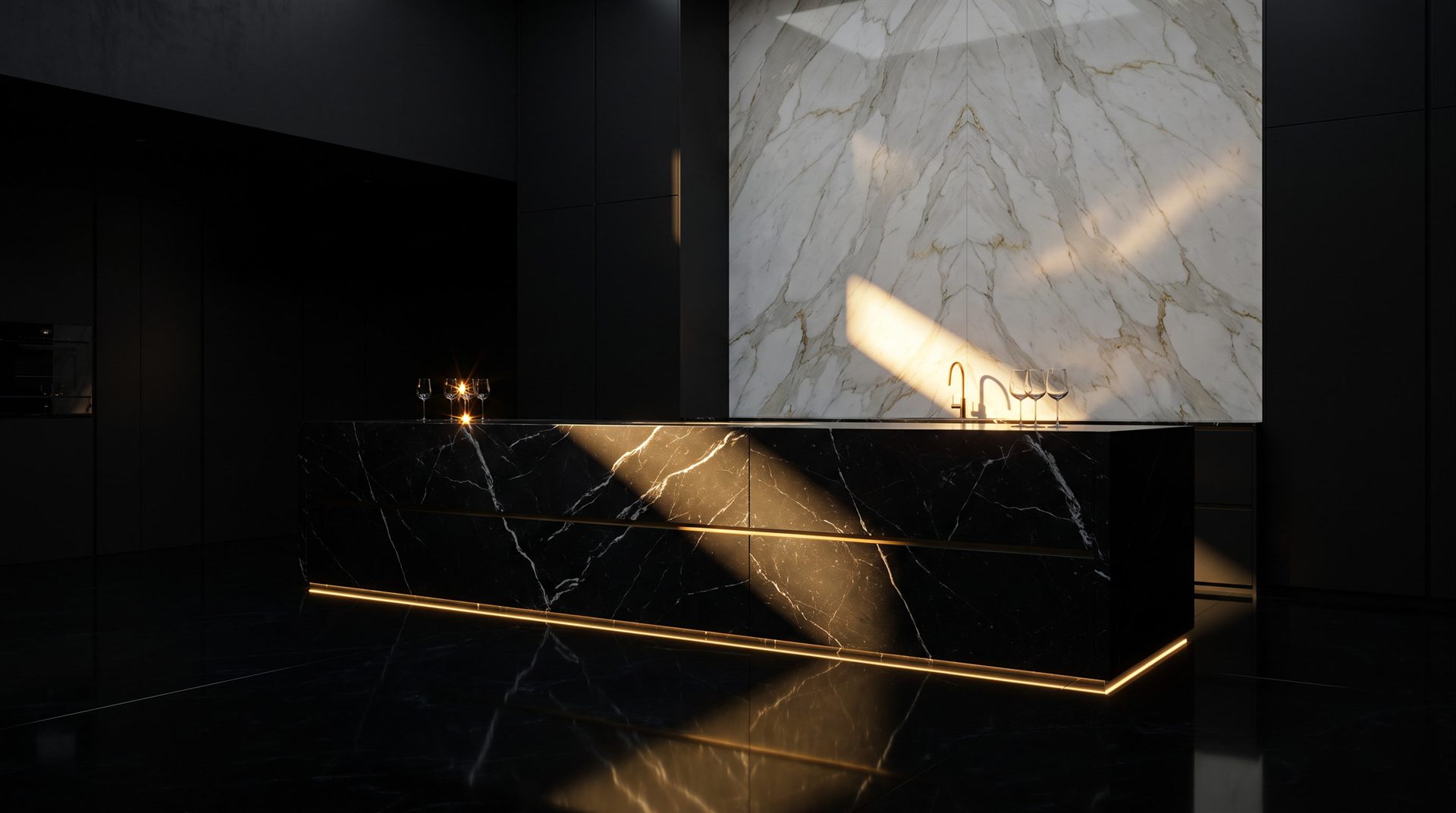Visione di progetto: isola di cucina monolitica in Nero Marquina con filo di luce dorata, davanti a una parete a macchia aperta in Calacatta oro
