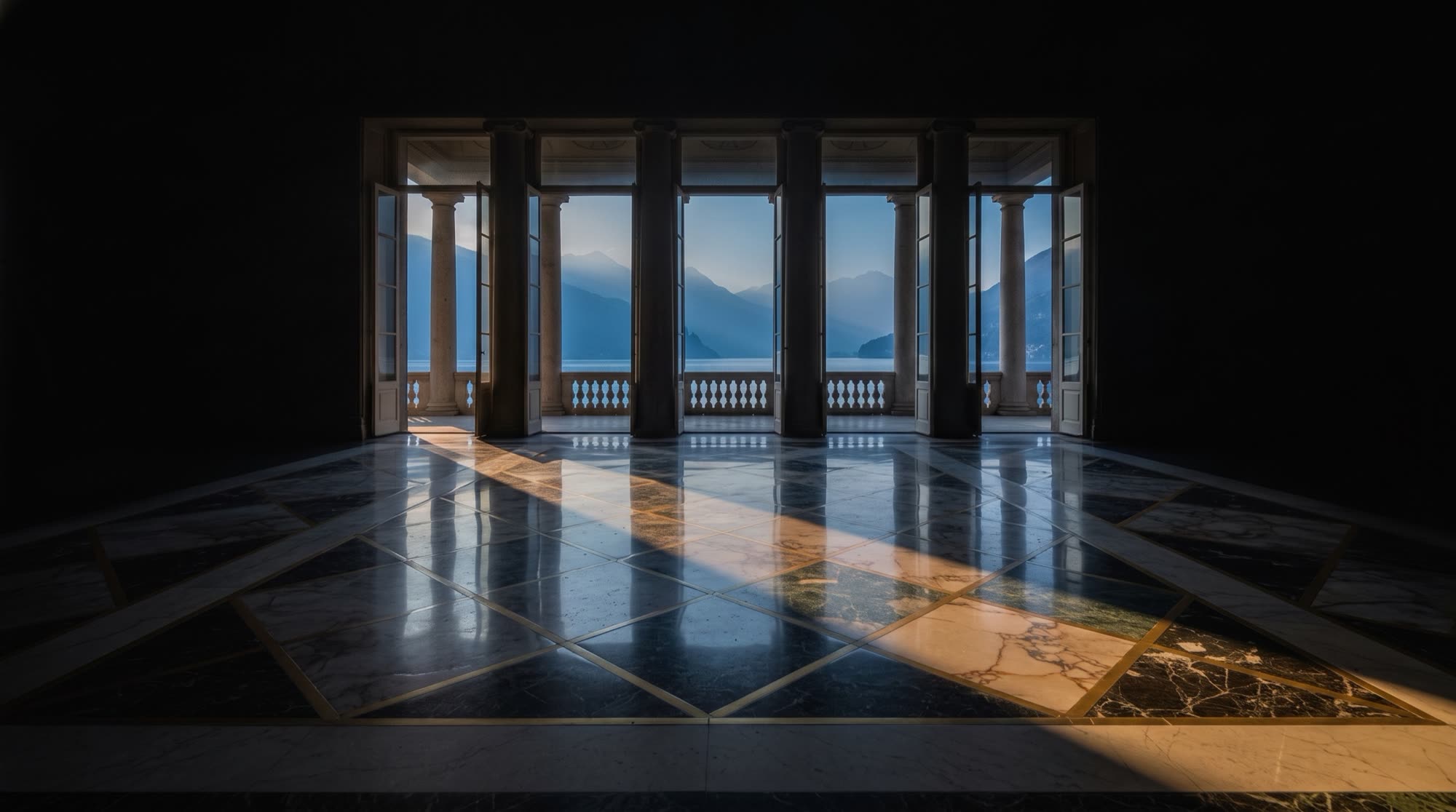 Visione di progetto: villa d&rsquo;epoca sul Lago di Como con pavimenti intarsiati in Nero Marquinia e Calacatta Oro