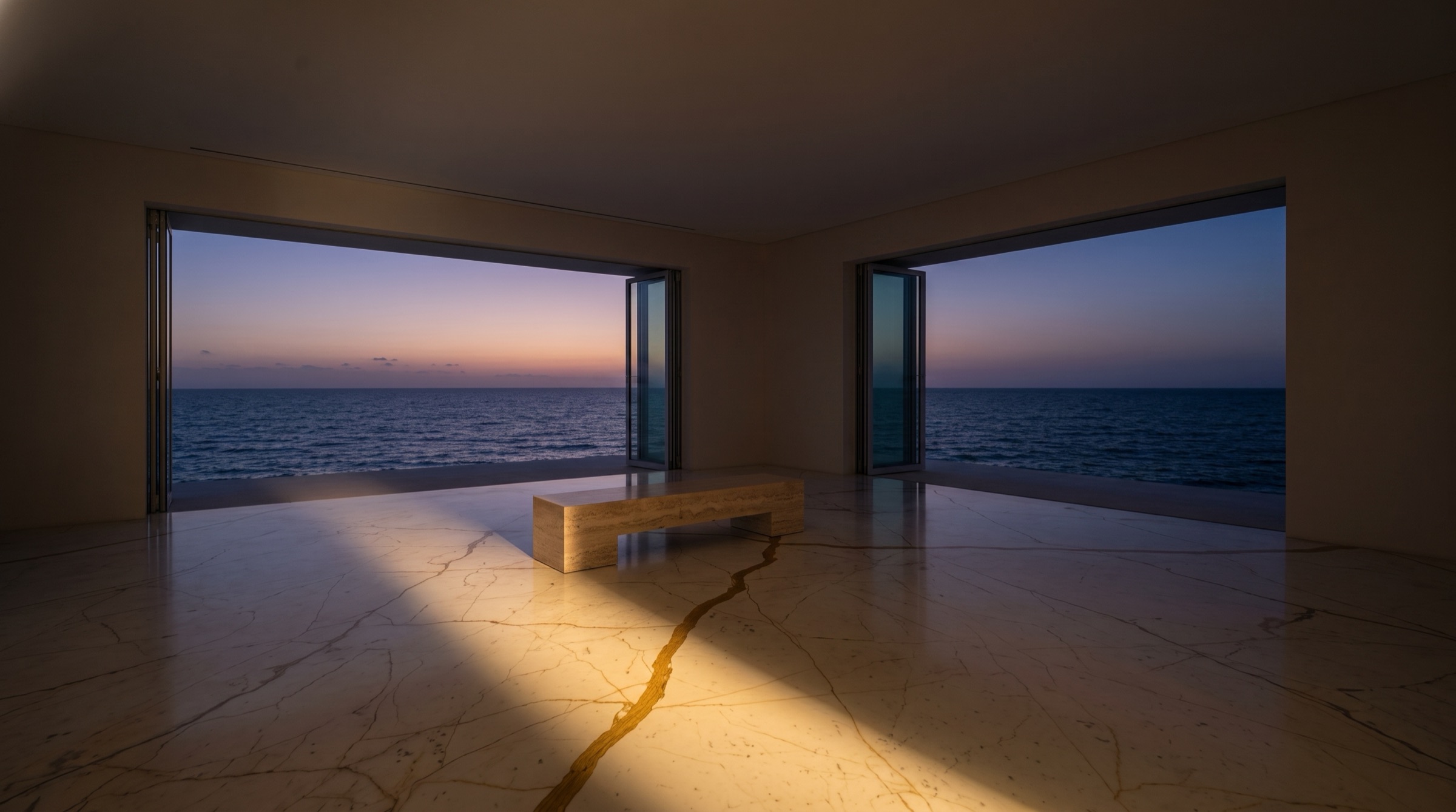 Salone sull&rsquo;oceano con pavimento in marmo Calacatta Oro a macchia aperta e un fascio di luce calda sulla venatura dorata, una visione Michelessi