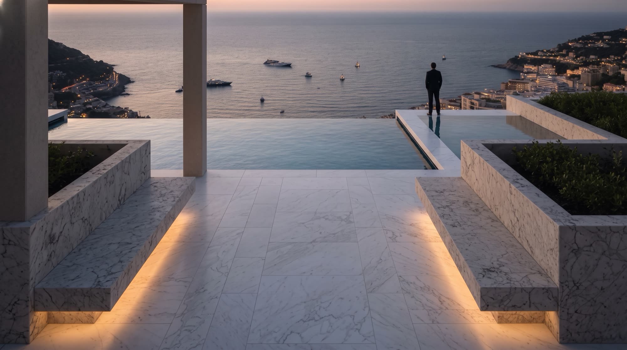 La terrazza della visione di Montecarlo al crepuscolo: piscina a sfioro bordata di pietra chiara che si confonde con il Mediterraneo, le luci degli yacht in basso