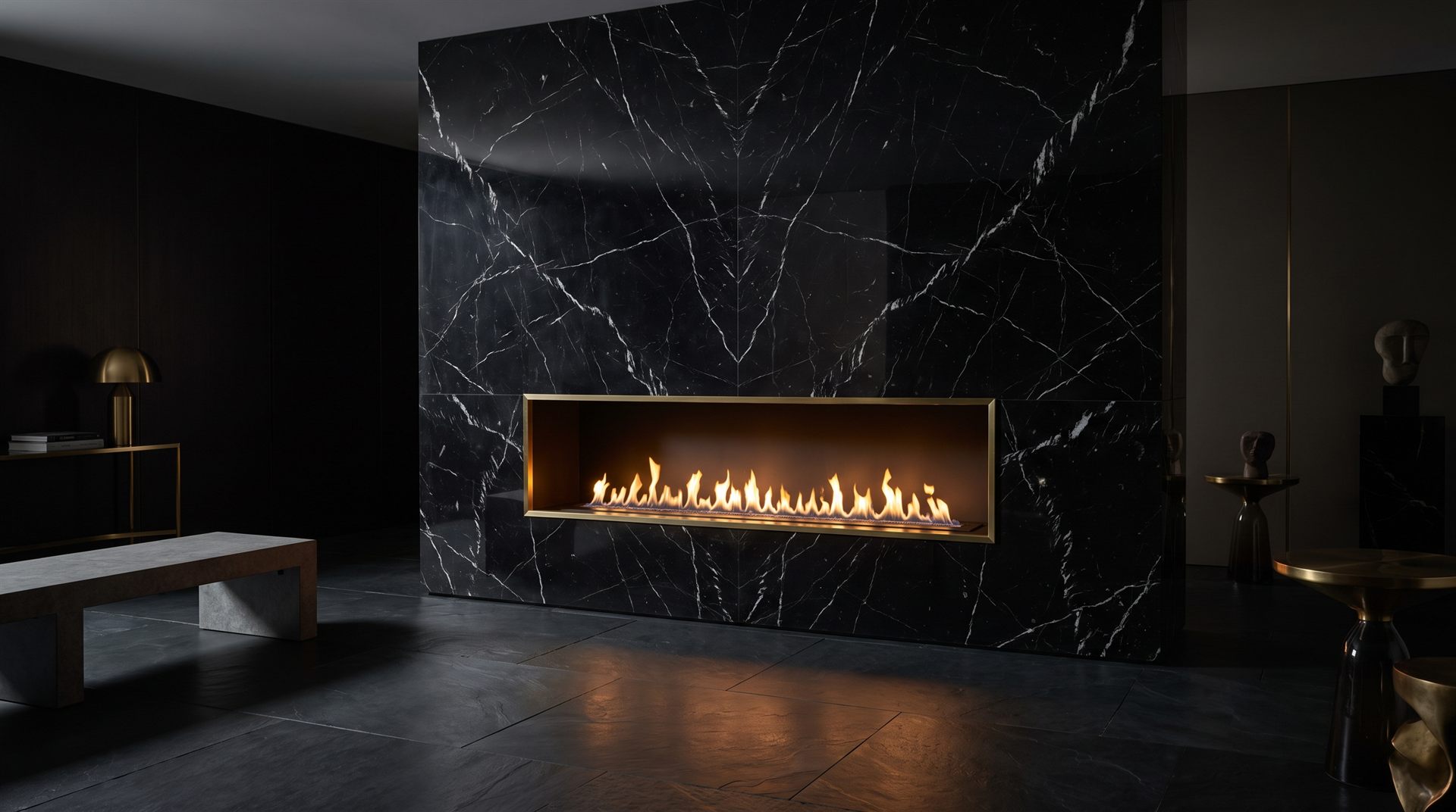 Visione di progetto: parete a tutta altezza in marmo Nero Marquina con focolare orizzontale incassato e bordato d'ottone, la fiamma che si riflette sul pavimento di pietra scura