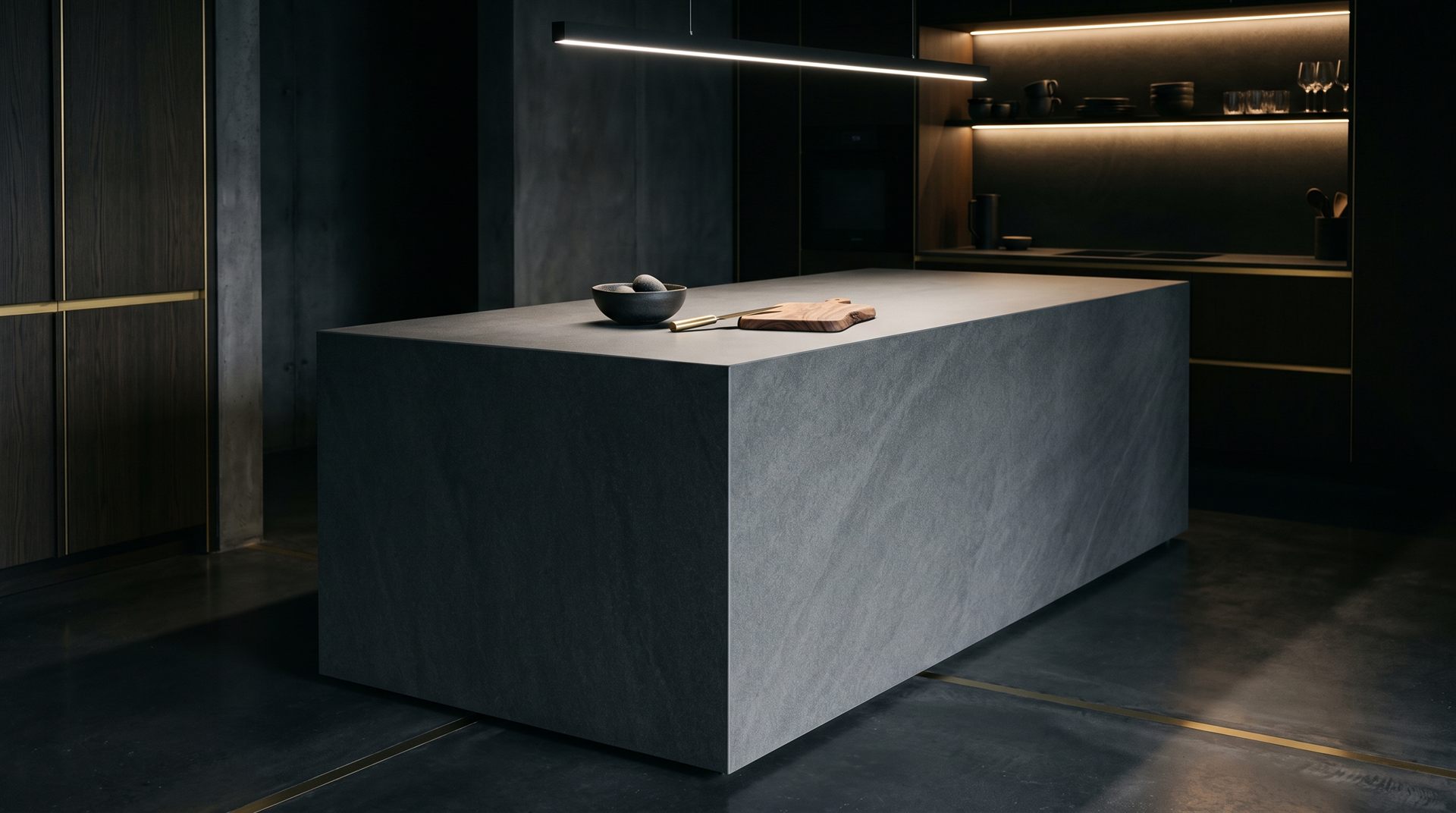 Visione di progetto: isola minimale rivestita in superficie ultracompatta grigio antracite sotto una luce fredda elegante