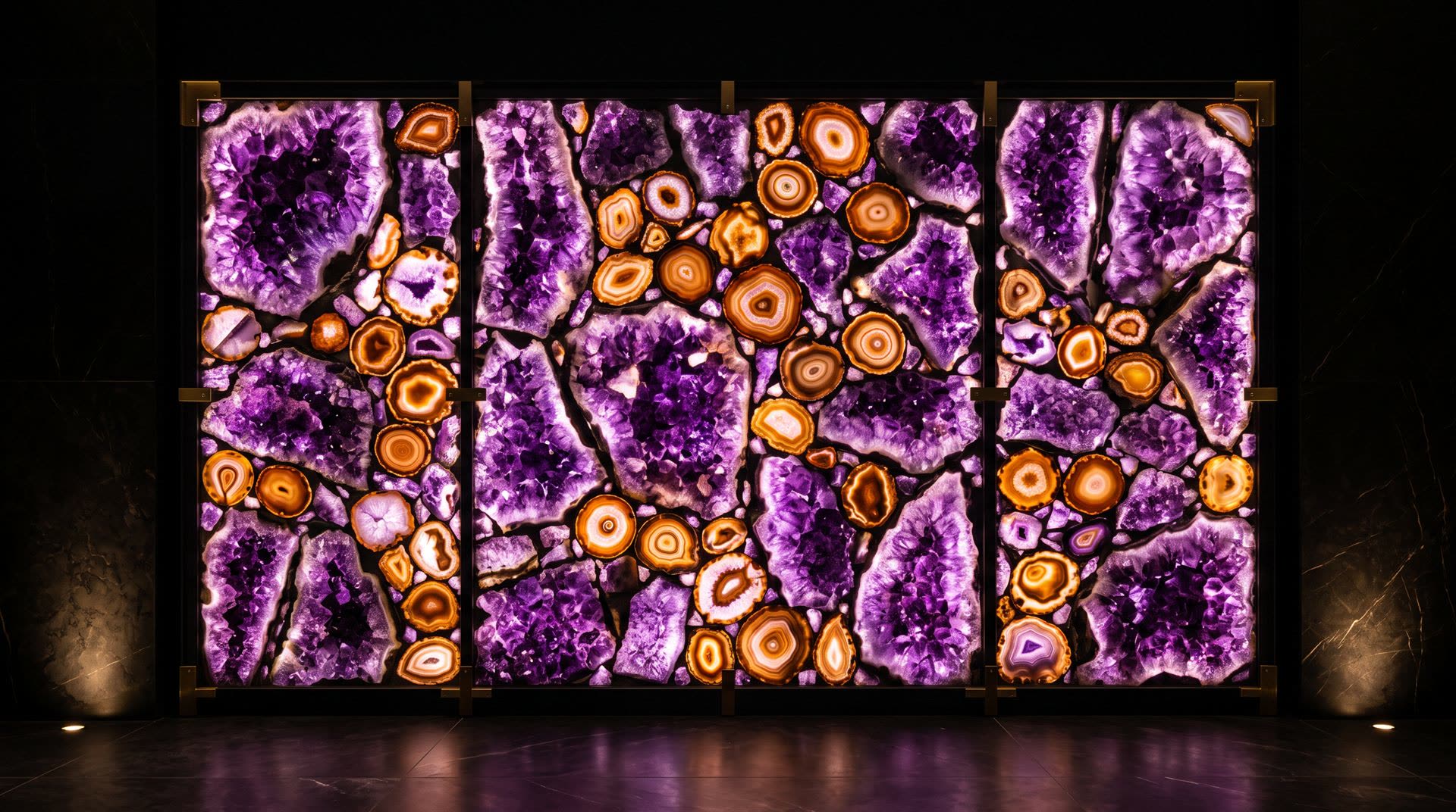 Visione di progetto: parete di ametista e agata retroilluminata che brilla di viola e ambra nel buio totale
