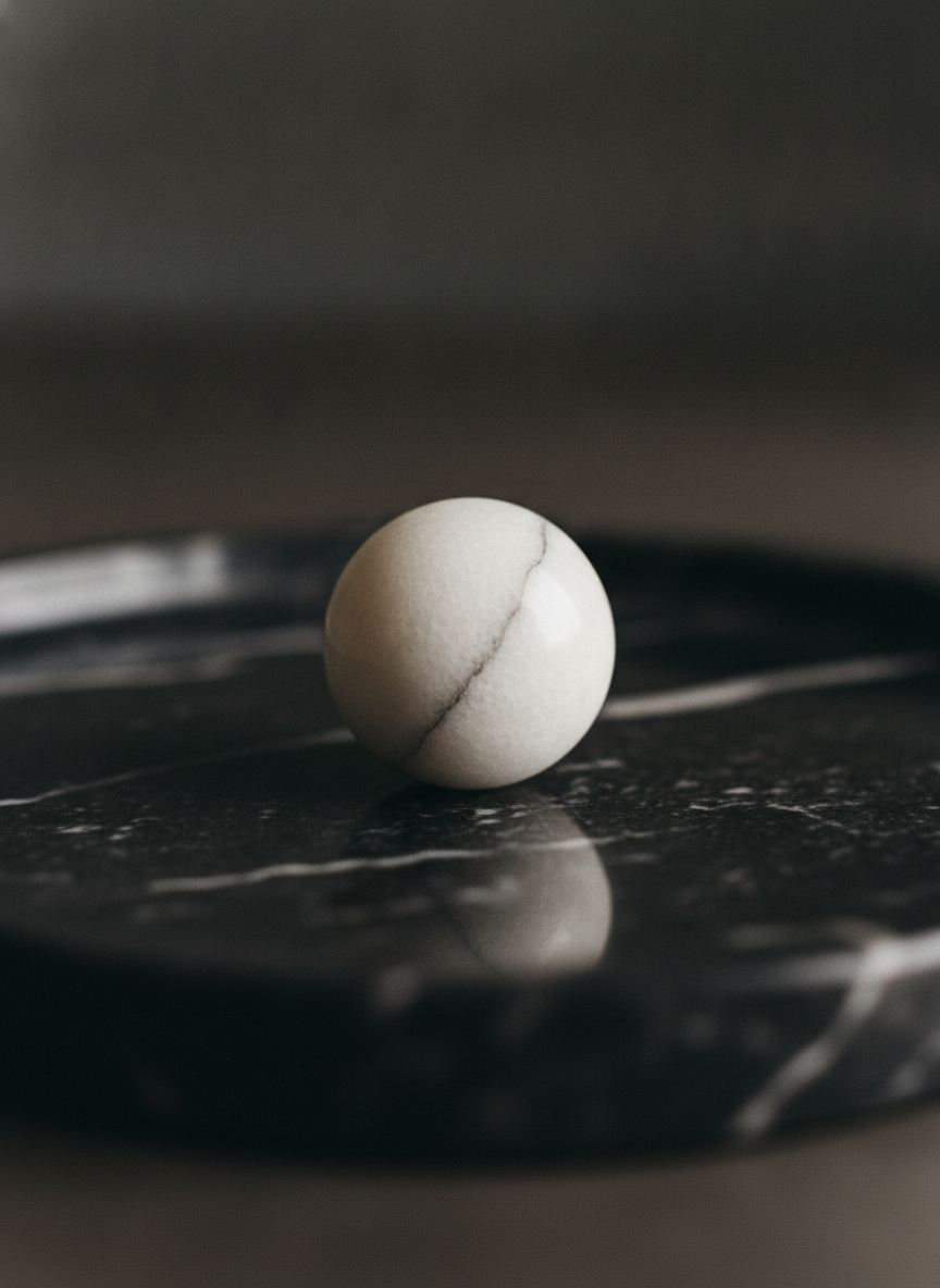 Solstizio, natura da tavola in Nero Marquina e bianco di Carrara, dettaglio